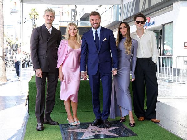 Gaya Elegan David Beckham Bareng Istri & 3 Anak Terima Hollywood Walk of Fame