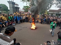 Aliansi Mahasiswa Gelar Aksi Bakar Ban di Kantor Bupati Banyumas
