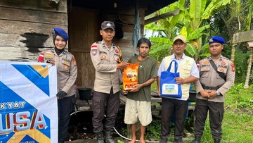 Tembus Pesisir di Meranti, Kapal 'JALUR' Polda Riau Bagikan Sembako ke Warga