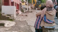 Satpol PP Bongkar Ratusan Kios Ilegal di Jalur Puncak Cianjur