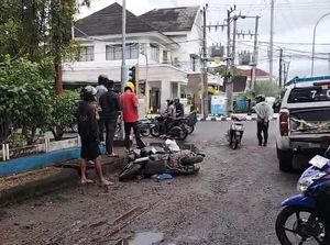 Ambulans Bawa Ibu Mau Melahirkan Tabrak Pemotor di Mamuju
