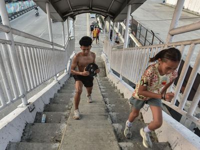 Minim Sarana, Atlet Manfaatkan JPO untuk Berlatih