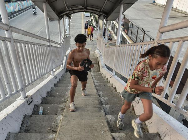Minim Sarana, Atlet Manfaatkan JPO untuk Berlatih