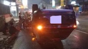 Hindari Pemotor, Mobil Hantam Pembatas Jalan di Bogor hingga Terguling