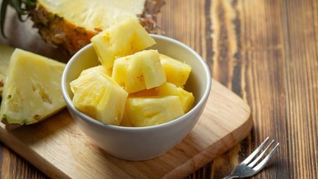 Nanas/foto: freepik/jcomp Nanas mengandung banyak air dan nutrisi yang membantu tubuh tetap segar saat cuaca panas.