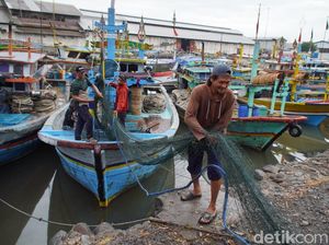 Nelayan Probolinggo Tetap Nekat Melaut Meski Gelombang Rossby Mengintai