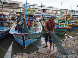 Nelayan Probolinggo Tetap Nekat Melaut Meski Gelombang Rossby Mengintai