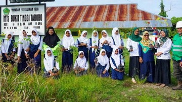 Perkuat Kepedulian Lingkungan, NHM Gelar Aksi Bersih Pantai &amp; Penghijauan