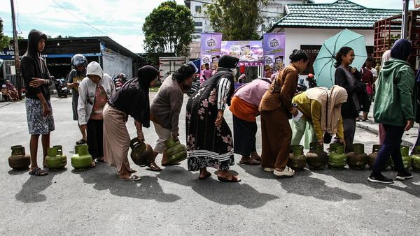 Operasi Pasar Digelar, Warga Antre Beli Elpiji