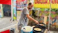 Bule Jerman Jual Pancake Rp10 Ribuan di Kemayoran, Sudah Diantre dari Subuh!