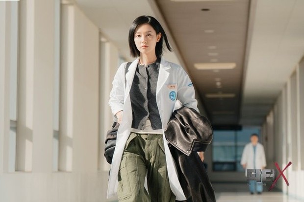 Kim Ji Won memerankan seorang dokter jenius yang bersih dari korupsi dalam drama terbaru 'Doctor X'.