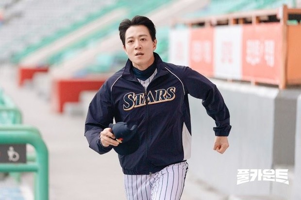 Potret perdana Kim Rae Won dalam potret adegan drama terbaru SBS untuk tahun 2027 yang bertajuk 'Full Count'.
