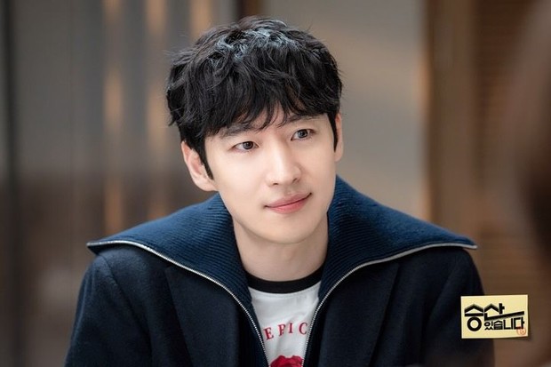 Potret Lee Je Hoon dalam drama 'There is A Chance of Winning'.