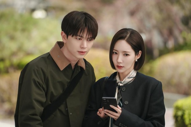 SBS siap membuka awal tahun 2027 dengan menayangkan drama komedi-romantis bertajuk 'Nine To Six'. Serial romansa perkantoran tersebut dibintangi oleh Park Min Young dan Yook Sung Jae.