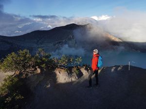 Kunjungi Banyuwangi, Raline Shah Puji Panorama Sunrise di Kawah Ijen