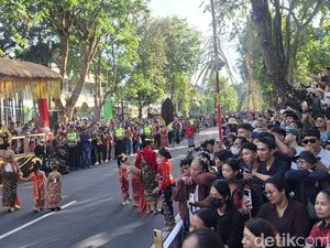 Turis-turis Rela Kepanasan demi Nonton PKB Bali 2026
