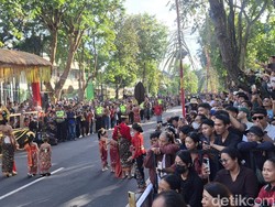 Turis-turis Rela Kepanasan demi Nonton PKB Bali 2026