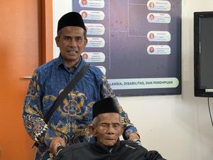 Semangat Mbah Juweni Usia 77 Tahun Taklukkan Puncak Haji, Bikin Haru