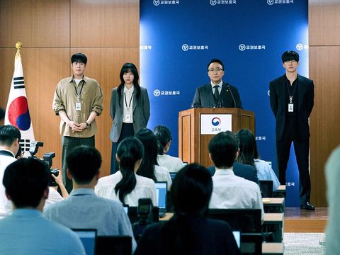 Setelah cukup lama dinantikan, drama Korea adaptasi webtoon populer yang bertajuk Teach You a Lesson akhirnya tayang pada Jumat, (5/6) lalu, Beauties./ Foto: instagram.com/netflixkr