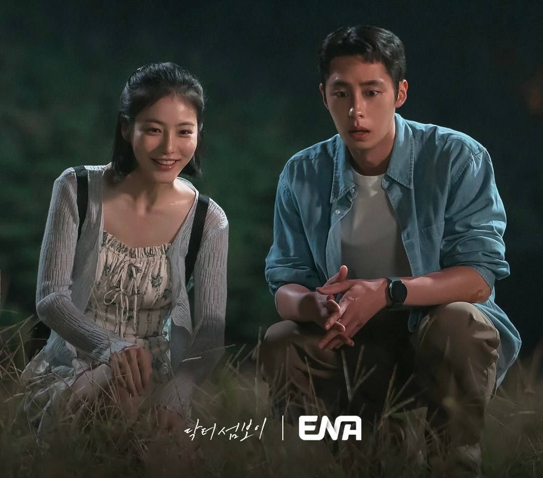 Lee Jae Woon dan Shin Ye Eun berbagi tentang pengalaman mereka syuting Doctor on the Edge, dan bagaimana keduanya saling bekerja sama membangun chemistry.