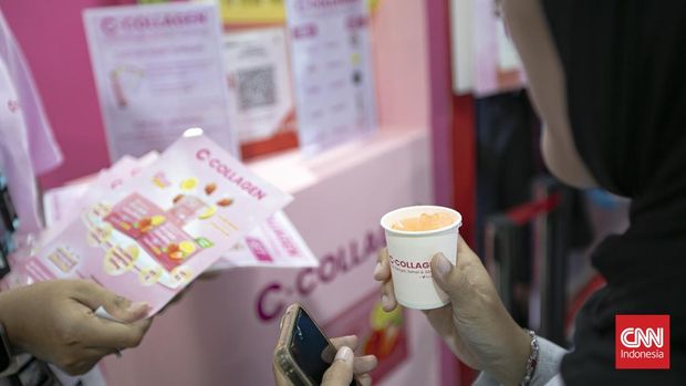 Suasana booth C+Collagen Sido Muncul di aktivitas Event TikTok ForYouBeauty 2026 nan diselenggarakan pada 12–14 Juni 202 di Senayan City, Jakarta. (CNN Indonesia/Adi ibrahim)