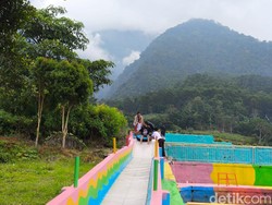 Wisata Bumi Pelangi Kuningan, Segarnya Air Mata Air Ciremai