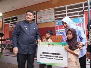 Walkot Makassar Beri Bantuan Sarpras-Beasiswa Sekolah Rp 2,1 M di Sangkarrang