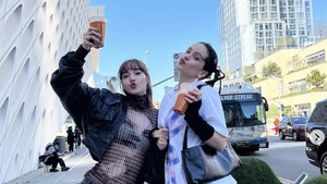10 Momen Kulineran Lisa BLACKPINK, Pamer Hot Dog hingga Thai Tea Boba