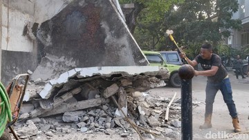 Asal-usul Garasi di Atas Trotoar Bandung yang Kini Dibongkar