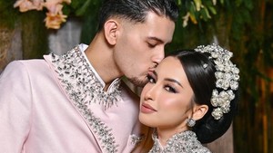 Love in Pink, Gaya Pengantin Jennifer Coppen & Justin Hubner Bikin Terpana