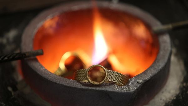 Harga Emas Melonjak, Jam Tangan Mewah Antik Berakhir di Tungku Peleburan