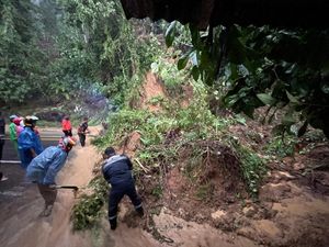 Jalur Padang-Bengkulu Putus Akibat Longsor, 1 Mobil Tertimbun