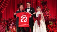 Datang ke Nikahan Justin Hubner, Iwan Bule Dikasih Hadiah Jersey