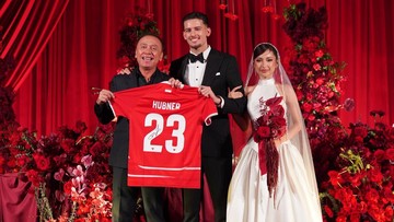Datang ke Nikahan Justin Hubner, Iwan Bule Dikasih Hadiah Jersey