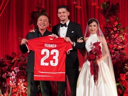 Datang ke Nikahan Justin Hubner, Iwan Bule Dikasih Hadiah Jersey