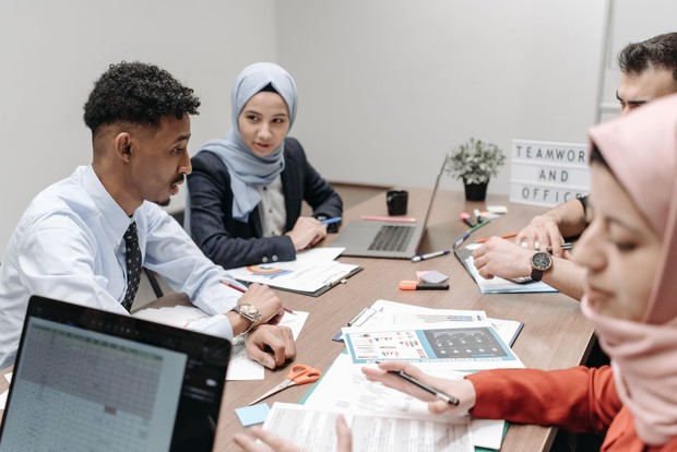 Komunikasi tanpa hey hanging membuat kerja tim lebih nyaman/Foto: Pexels.com/Pavel Danilyuk Mengurangi hey hanging dapat membantu menciptakan komunikasi yang lebih transparan, nyaman, dan produktif di tempat kerja.