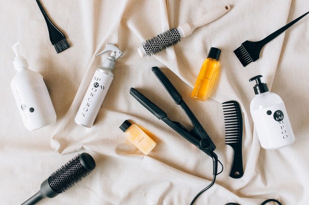 Manfaat pasta gigi untuk membersihkan alat styling rambut/Foto: Pexels.com/Nataliya Vaitkevich Manfaat pasta gigi juga dapat dirasakan pada alat styling rambut karena mampu membantu mengangkat residu produk yang menempel pada permukaannya.