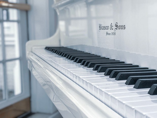 Manfaat pasta gigi untuk membersihkan tuts piano/Foto: Pexels.com/Eduardo Romero Manfaat pasta gigi berikutnya adalah membantu membersihkan tuts piano yang mulai kusam atau menguning karena usia dan penggunaan.