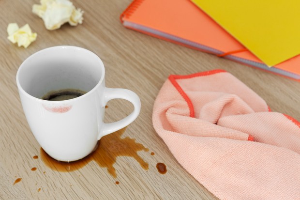 Manfaat pasta gigi untuk menghilangkan noda kopi di kain/Foto: Magnific.com/Freepik Salah satu manfaat pasta gigi yang cukup mengejutkan adalah membantu menghilangkan noda kopi pada kain berwarna terang berkat sifat abrasifnya yang ringan.