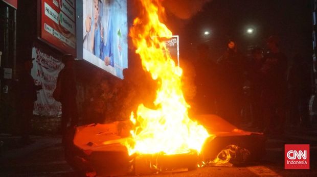 Ratusan mahasiswa dan masyarakat sipil yang mengatasnamakan diri Aliansi Rakyat Memanggil menggelar aksi demonstrasi di Simpang Tiga Gejayan, Caturtunggal, Depok, Sleman, DIY, Sabtu (14/6) sore.