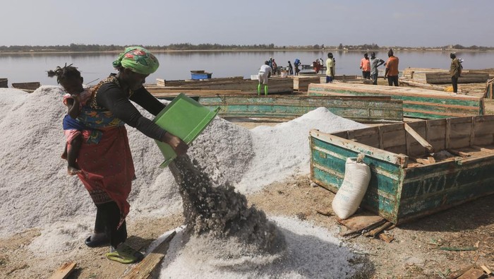 Mengais Emas Putih dari Danau Pink Ikonik People extract salt from the Pink Lake (Lac Rose), officially known as Lake Retba near the capital Dakar, Senegal June 8, 2026. REUTERS/Raghed Waked