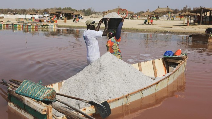 Mengais Emas Putih dari Danau Pink Ikonik People extract salt from the Pink Lake (Lac Rose), officially known as Lake Retba near the capital Dakar, Senegal June 8, 2026. REUTERS/Raghed Waked