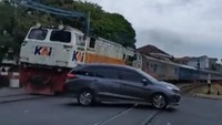 Video: Detik-Detik Mobil Terobos Perlintasan dan Nyaris Dihantam KA di Semarang
