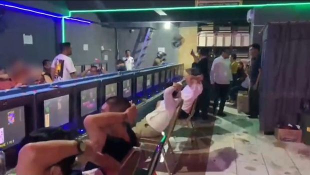 Momen polisi gerebek tempat judi berkedok timezone di Jakarta Utara dan Jakarta Barat (dok.istimewa)