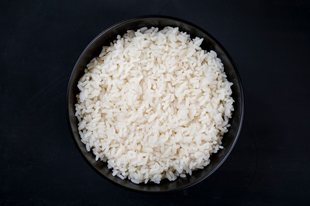 Nasi sisa termasuk makanan yang tidak boleh dipanaskan di microwave jika sebelumnya tidak disimpan dengan benar karena berisiko menjadi tempat berkembangnya bakteri.