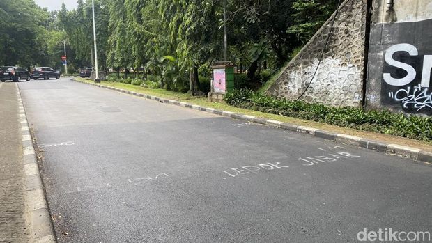 Perbaikan Jalan Lenteng Agung diberita tanda 'batas wilayah' Depok