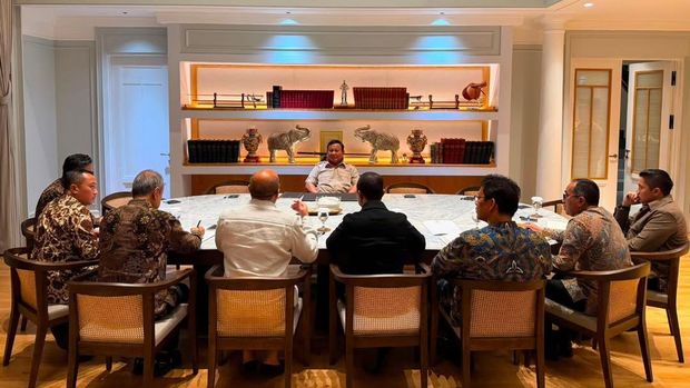 Presiden Prabowo Subianto memanggil sejumlah personil Kabinet Merah Putih ke kediamannya di Kertanegara, Jakarta, Minggu (14/6/2026). (Instagram/sekretariat.kabinet)