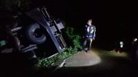 Truk Terguling Usai Gagal Nanjak di Tana Toraja, 1 Penumpang Tewas