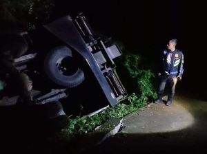 Truk Terguling Usai Gagal Nanjak di Tana Toraja, 1 Penumpang Tewas