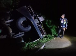 Truk Terguling Usai Gagal Nanjak di Tana Toraja, 1 Penumpang Tewas
